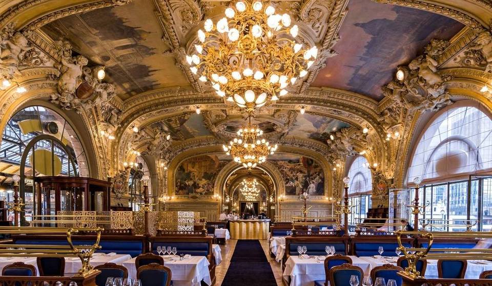 Aperto nel 1901, questo leggendario ristorante parigino nascosto in una stazione ferroviaria è un capolavoro della Belle Époque &#8211; E questo ambiente dorato è uno dei ristoranti più belli del mondo