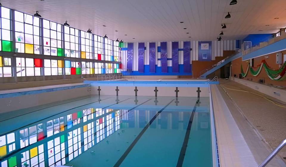 Just 15 minutes from Paris, this colorful, vintage-style swimming pool is €1 for the whole month of August &#8211; a good deal that&#8217;s (still) a secret!