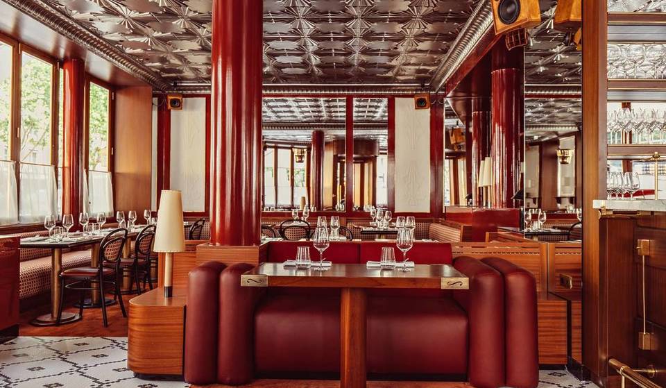 In Paris, this elegant, secret brasserie in Saint-Germain-des-Prés serves one of the best lobster rolls in the capital &#8211; and it&#8217;s open every day until 2 a.m.