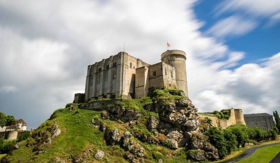 À 2h de Paris, ce château perché sur un rocher mêle vue imprenable et voyage dans le temps &#8211; et il est possible de le visiter