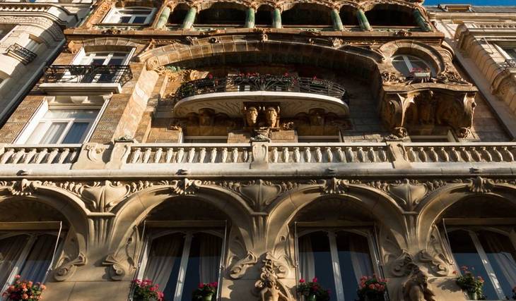 En pleno distrito 7, esta increíble fachada Art Nouveau es un ovni en el barrio&#8230; ¡y su puerta esconde un extraño símbolo!