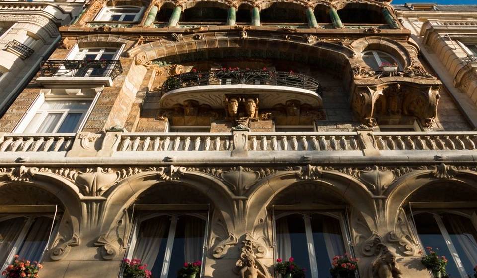 In het hart van het 7e arrondissement is deze ongelooflijke Art Nouveau gevel een UFO in de wijk &#8211; en de deur verbergt een vreemd symbool!