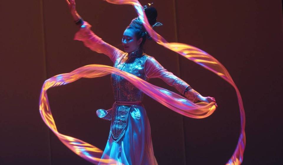 Questo spettacolo di circo a Parigi combina la tecnologia LED e la cultura giapponese: un&#8217;esperienza visiva unica