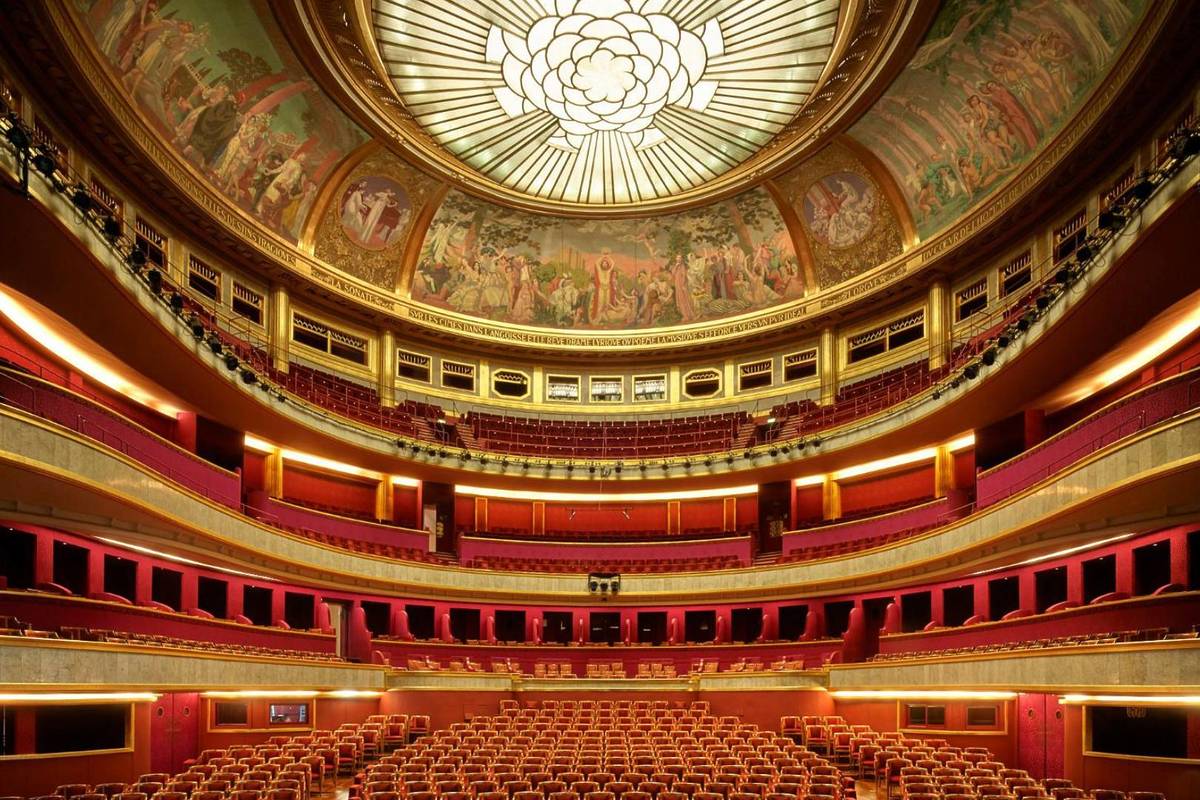 Alyri porno anna was wearing a tight fitting dress that