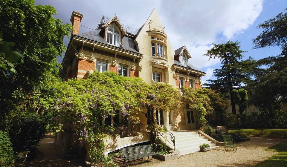 Just 30 minutes from Paris, this magnificent Art Nouveau villa was designed by Hector Guimard &#8211; and it&#8217;s worth a visit!