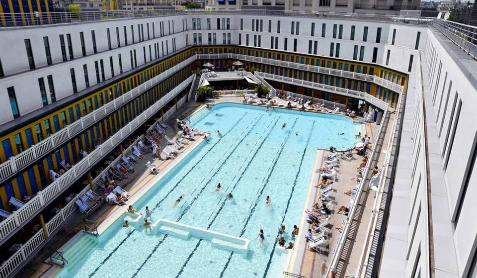Dit tijdloze Art Deco zwembad in Parijs is ideaal voor een verfrissend dagje uit
