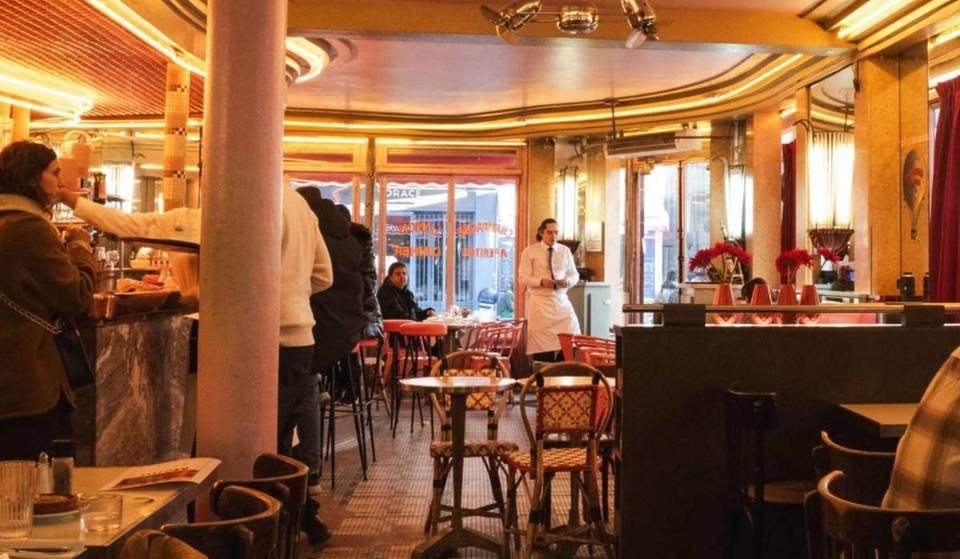 Em Montmartre, este café de visita obrigatória é o cenário de um filme bem conhecido – e oferece um tentador menu de bistrô