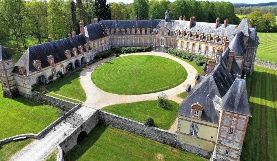 Op slechts 40 minuten van Parijs ligt dit kasteel, verborgen in het hart van de Yvelines, dat u zeker zal verrassen &#8211; en het is gratis te bezoeken!