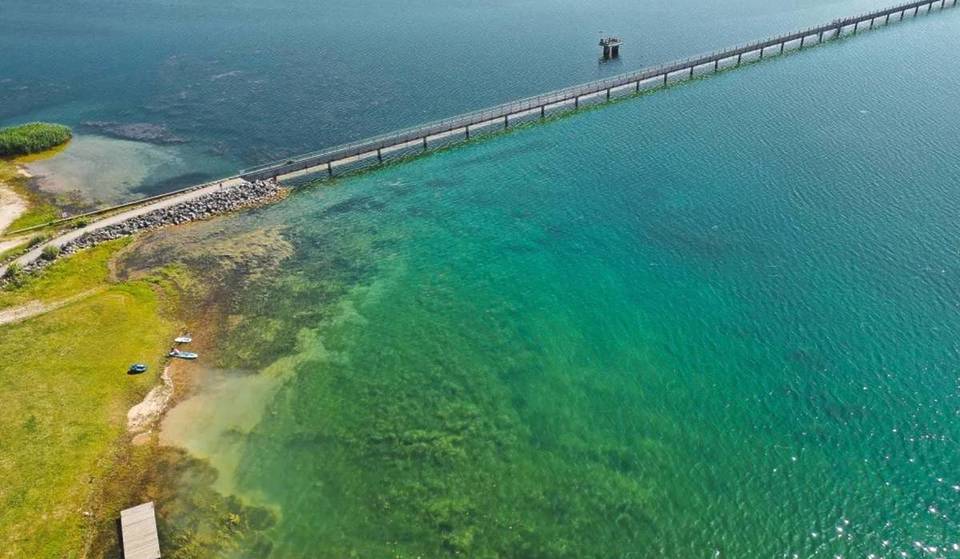 “It feels like Canada”: just 3 hours from Paris, this giant artificial lake with turquoise waters is the largest in France… featuring 6 idyllic beaches where you can escape as soon as the warm weather arrives