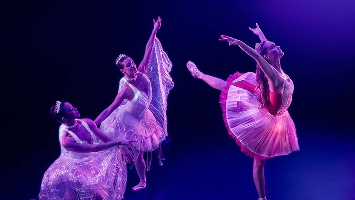 Photo de 2 danseurs avec des costumes lumineux