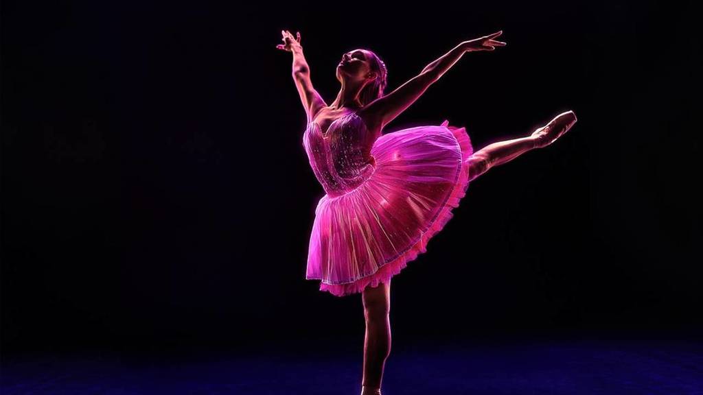 Photo de 2 danseurs avec des costumes lumineux