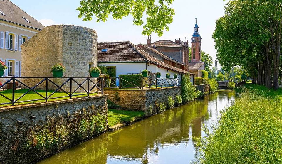 Much less crowded than Provins, this picturesque medieval village—just an hour from Paris, nicknamed “Little Venice of the Brie” and surrounded by 2.5 km of canals—is the ideal getaway to escape the summer heat