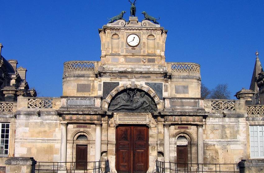 A 45 minutos de París, un castillo renacentista olvidado donde aún resuenan los rumores de un amor real prohibido…