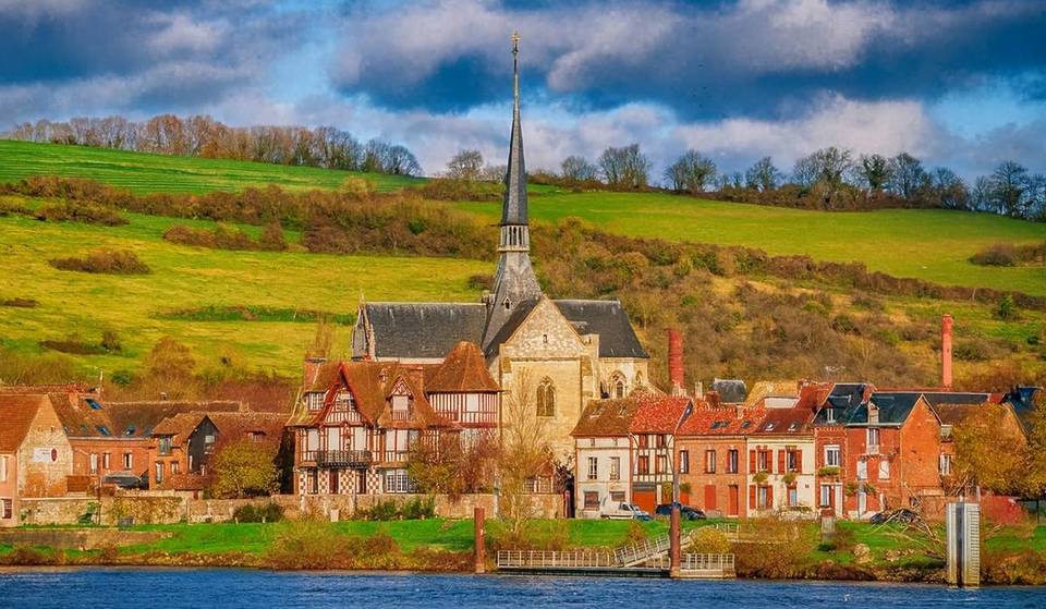 1h30 from Paris by train, this charming village of cobbled streets and half-timbered houses offers one of the finest views of the Seine.