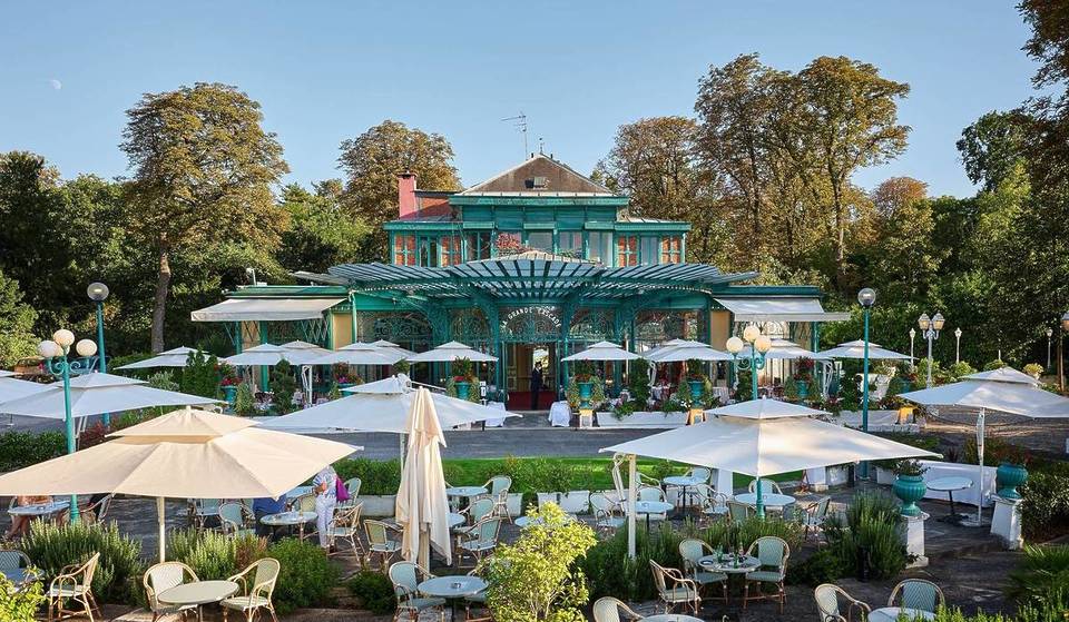 At the gateway to Paris, this Belle Époque restaurant with its Gustave Eiffel glass roof offers a breathtaking view of the Bois de Boulogne – and the most incredible macaroni you’ll ever taste, in a refined, historic setting.