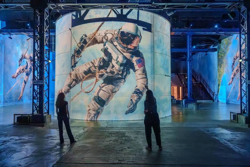 Un petit pas pour l’homme, un grand pas pour Paris : l&rsquo;exposition immersive de l’Atelier des Lumières qui nous invite à marcher dans les pas d’Armstrong fermera bientôt ses portes