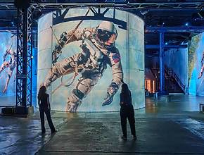 Un petit pas pour l’homme, un grand pas pour Paris : l&rsquo;exposition immersive de l’Atelier des Lumières qui nous invite à marcher dans les pas d’Armstrong fermera bientôt ses portes