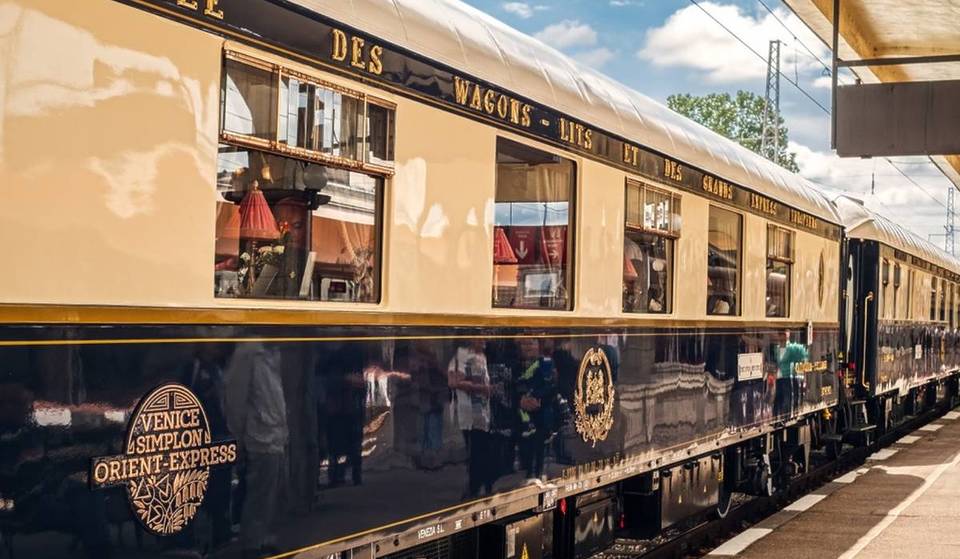 Een historische Orient Express-trein wordt tentoongesteld in het Gare d’Austerlitz – en je kunt het ongelooflijke art-deco-interieur gratis bezoeken.
