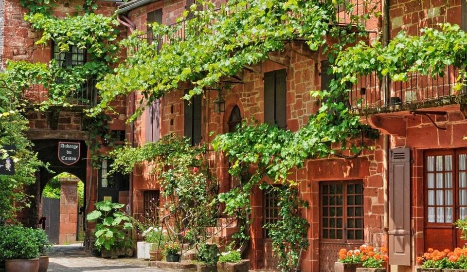 Dit volledig rode dorp, op slechts een korte treinreis van Parijs, is een middeleeuws juweeltje dat elk jaar duizenden bezoekers trekt.