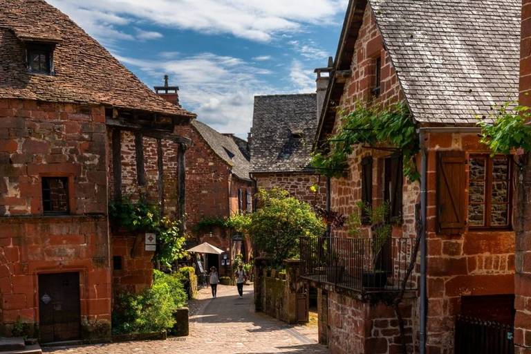 À portée de train de Paris, ce village entièrement rouge est un joyau ...