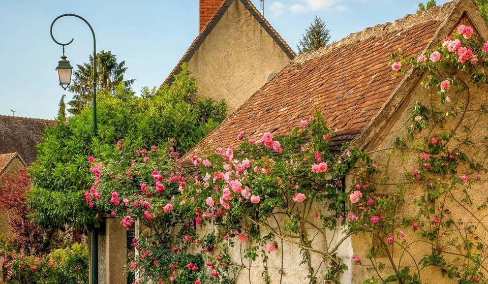 Op slechts 2 uur van Parijs is dit prachtige dorp een echte reusachtige bloementuin – en het enige in Frankrijk dat het label Jardin Remarquable heeft gekregen.