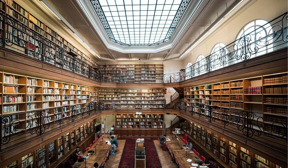 Situada no Hôtel Vendôme, a dois passos do Jardim do Luxemburgo, esta biblioteca escondida numa antiga mansão privada é uma das mais belas de Paris – e ainda há algumas vagas para a visitar apenas no sábado!