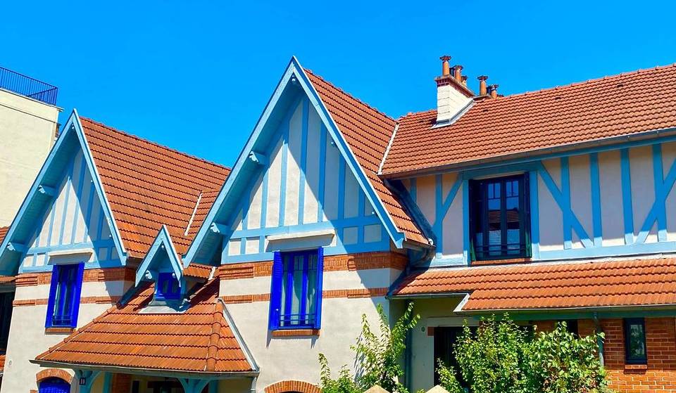 Met zijn 40 vakwerkhuizen en bloemrijke binnenplaats lijkt dit gehucht in het 13e arrondissement op een Elzasser dorp – en toch ligt dit kleine hoekje van het platteland verborgen in Parijs, ver van de drukte.