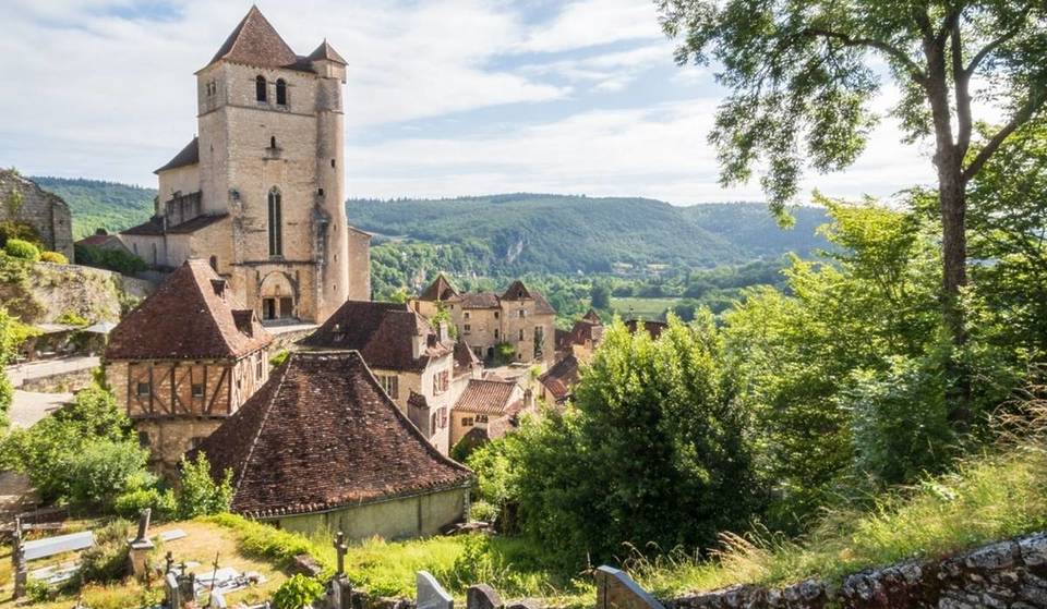 Este pueblo encaramado a un acantilado es uno de los más bellos de Francia y ofrece unas vistas impresionantes.