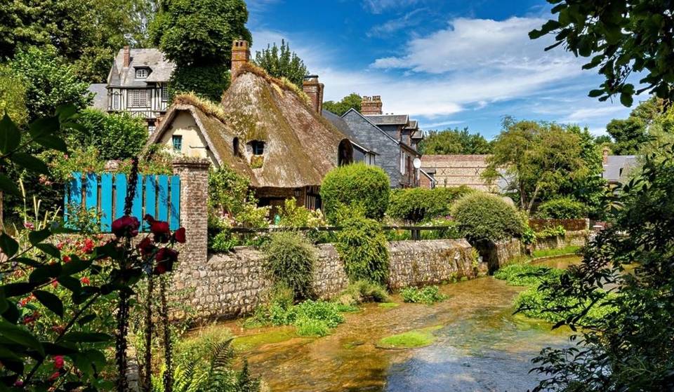 A sólo 2 horas de París, este encantador pueblo de 500 habitantes es una joya junto al mar… ¡y alberga el río más pequeño de Francia!