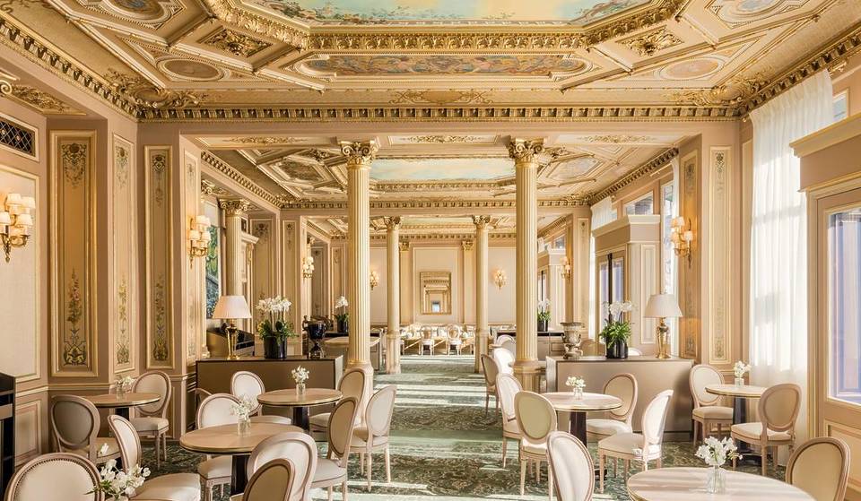 À Paris, à deux pas de l’Opéra Garnier, ce café légendaire né en 1862 cache un décor digne d’un palais impérial – Avec ses moulures dorées et ses plafonds peints somptueux, il a vu défiler Proust, Maupassant et Émile Zola