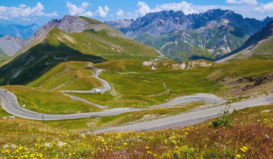Esta rota panorâmica francesa é certamente a mais bela da Europa: atravessa 16 passagens lendárias e oferece vistas de cortar a respiração!