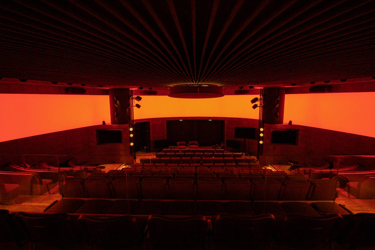 Photo de l'Auditorium de Fugua Space à Paris avec son écran à 360º et ses fauteuils