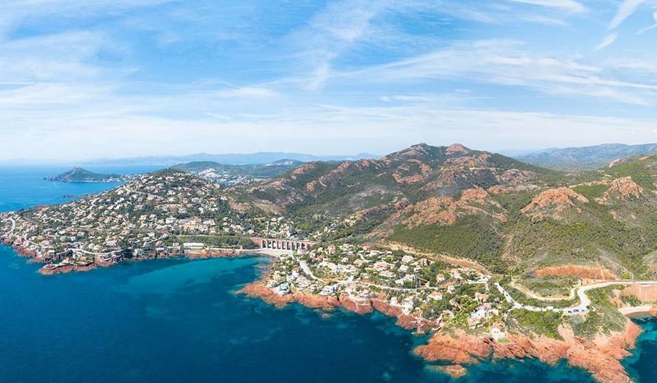 Este percurso espetacular entre o mar e a rocha vermelha é um dos mais belos de França