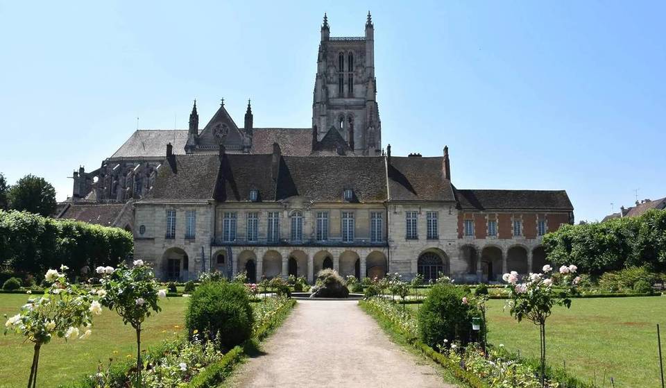 Op minder dan een uur van Parijs is dit kleine middeleeuwse stadje onlangs uitgeroepen tot veiligste stad van Frankrijk – beroemd om zijn kaas, geliefd bij Karel de Grote en Lodewijk XVI, en het bucolische landschap…