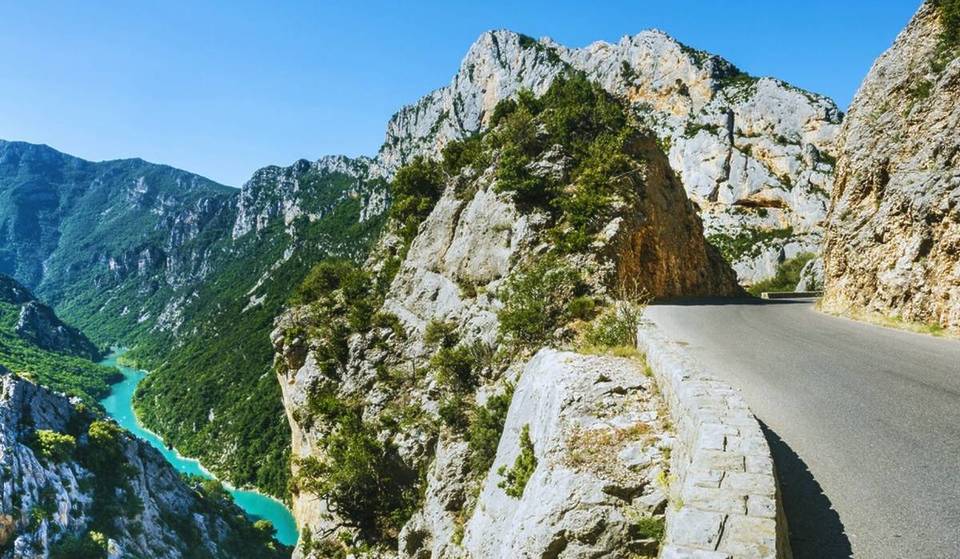 Esta rota panorâmica serpenteia entre o rio azul-turquesa e as falésias &#8211; e a paisagem não tem nada a invejar ao Grand Canyon