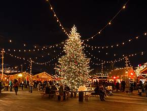 Pour la première fois, un immense marché de Noël suisse débarque à la Villette avec une grande roue et plus de 100 chalets mêlant artisanat, créations locales et délices de saison – son accès est gratuit