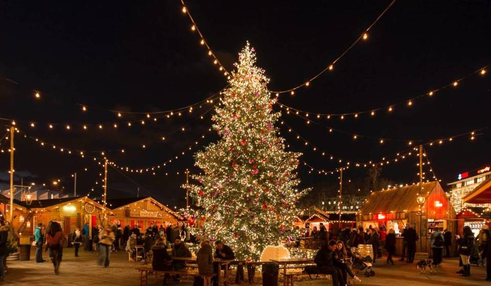 Pour la première fois, un immense marché de Noël suisse débarque à la Villette avec une grande roue et plus de 100 chalets mêlant artisanat, créations locales et délices de saison – son accès est gratuit