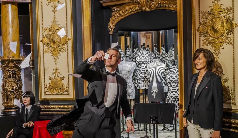 Este museu parisiense icónico no Boulevard Montmartre possui um teatro de estilo italiano, bem como estátuas de cera incrivelmente realistas.