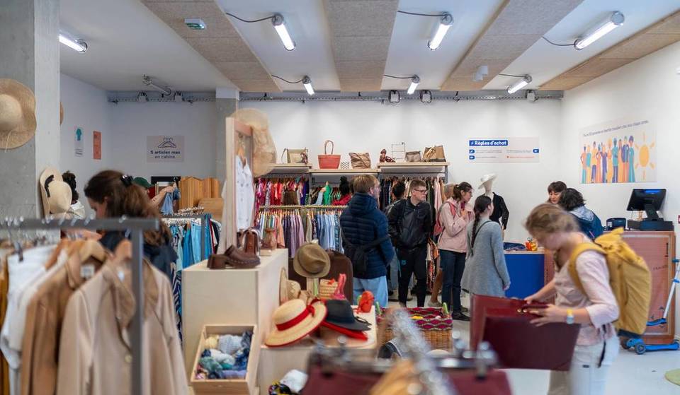 Deze straat, op 30 minuten van Parijs, is minder druk dan de rommelmarkt van Saint-Ouen en is de enige in Frankrijk die voor 100% gewijd is aan tweedehands spullen… een waar paradijs voor snuffelaars