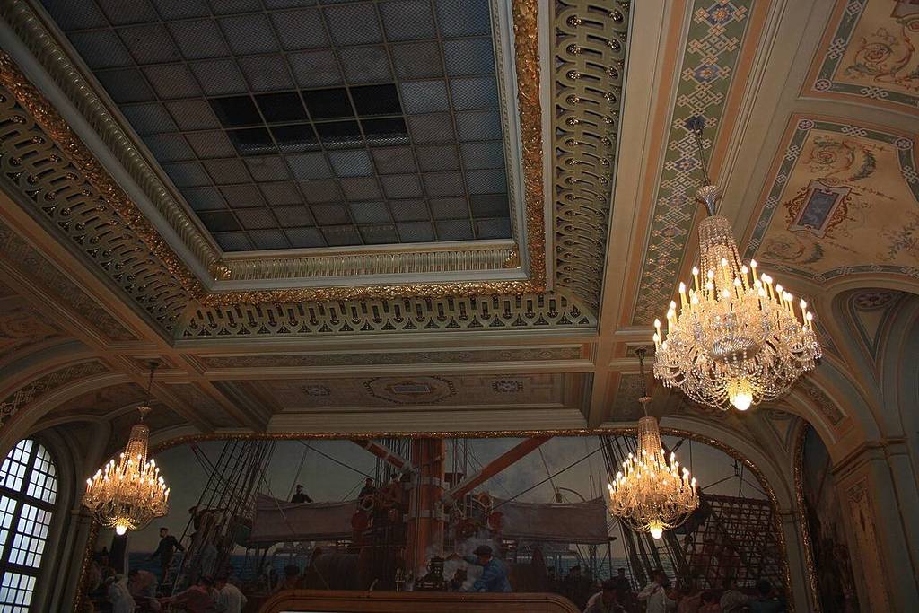 Foto del techo de la Maison de l'Océan con sus candelabros