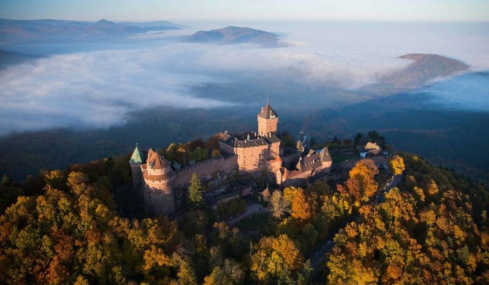 A leste de Paris, este castelo situado a 750 metros acima do nível do mar oferece um panorama único &#8211; e é ainda mais mágico no outono