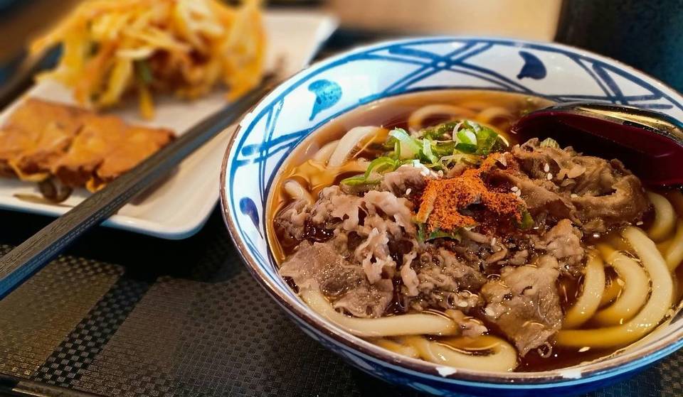 Hier sind die besten Adressen für Udon-Nudeln in Paris – darunter ein Restaurant mit privaten Holzlounges, die einem japanischen Izakaya würdig sind