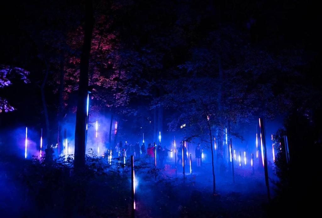 La corsa notturna Light Cycles, una miscela di suoni e luci, si è installata nel Parc de la Villette per rallegrare il vostro autunno.