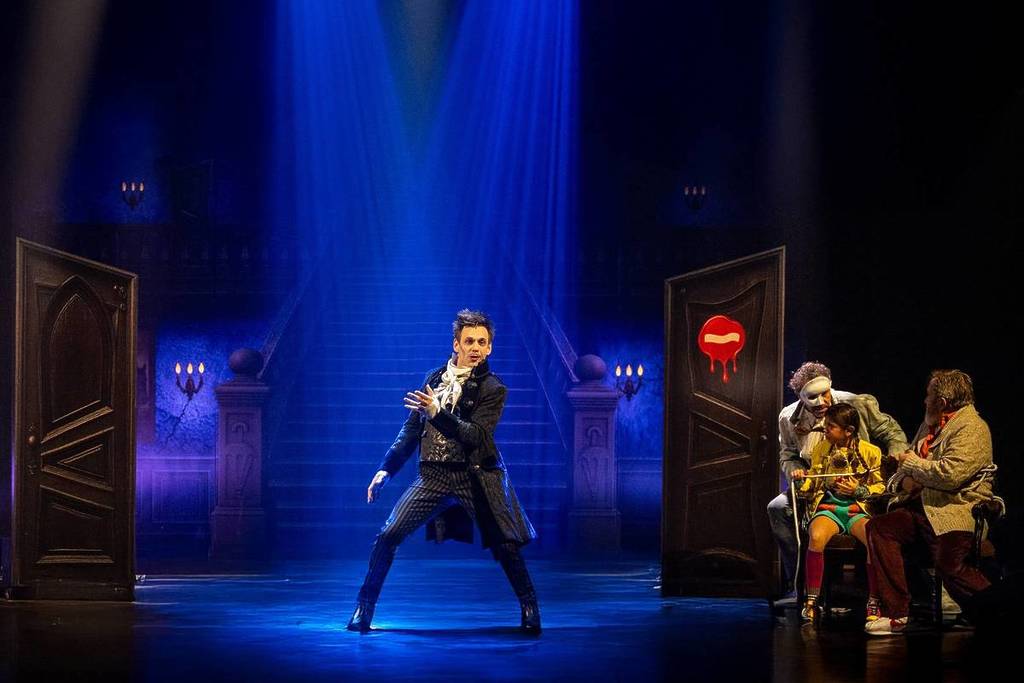 In Parijs is dit prachtige theater met zijn art-decofaçade, ooit bedekt met spiegels, omgebouwd tot een spookhuis voor een muzikale komedie die jong en oud deze Halloween de stuipen op het lijf zal jagen.