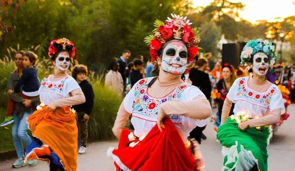 Bateaux hantés, spectacles de feu, mariachis… ce jardin parisien de 18 hectares se métamorphose pour le Día de los Muertos