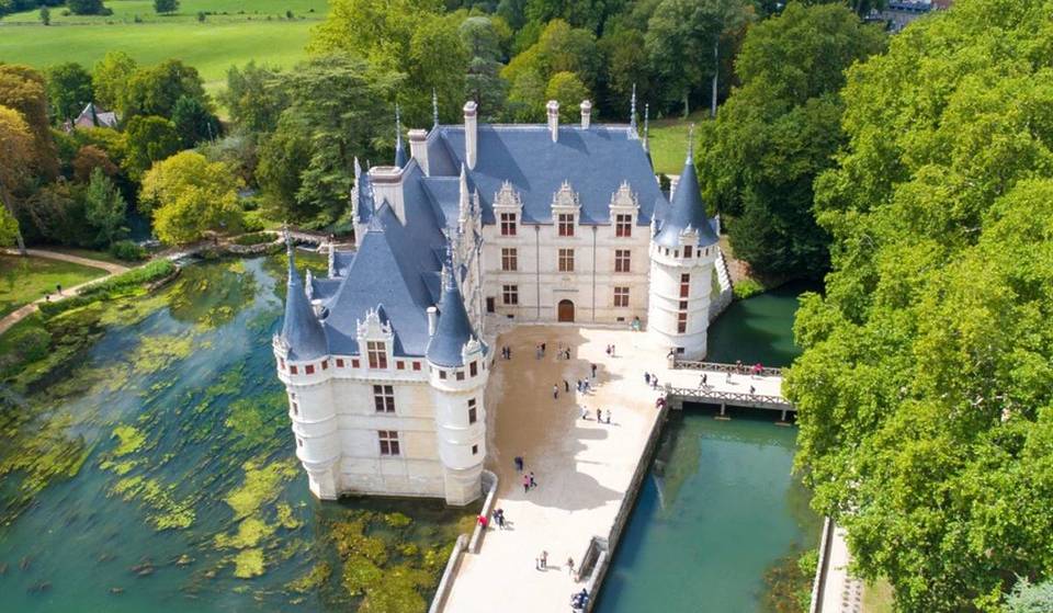 „Ein Schloss, das auf dem Wasser schwimmt“: Etwa zwei Stunden von Paris entfernt bietet dieses im Herzen der Touraine versteckte Bauwerk aus dem 16. Jahrhundert einen totalen Tapetenwechsel
