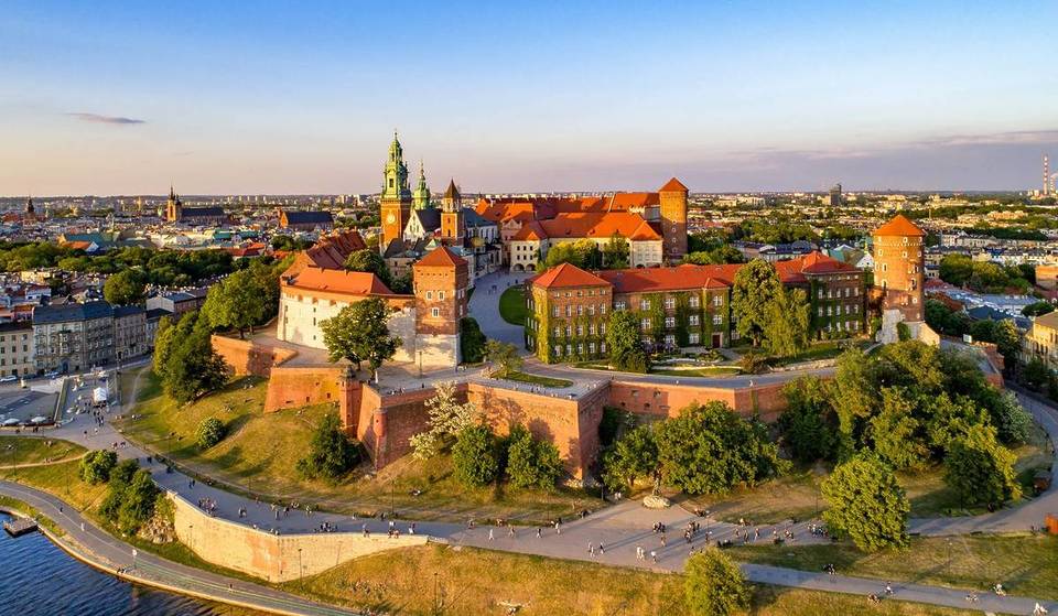 El casco antiguo más bello de Europa está a sólo 2 horas de París: una ciudad medieval declarada Patrimonio de la Humanidad por la UNESCO, ¡perfecta para explorarla a pie este otoño!