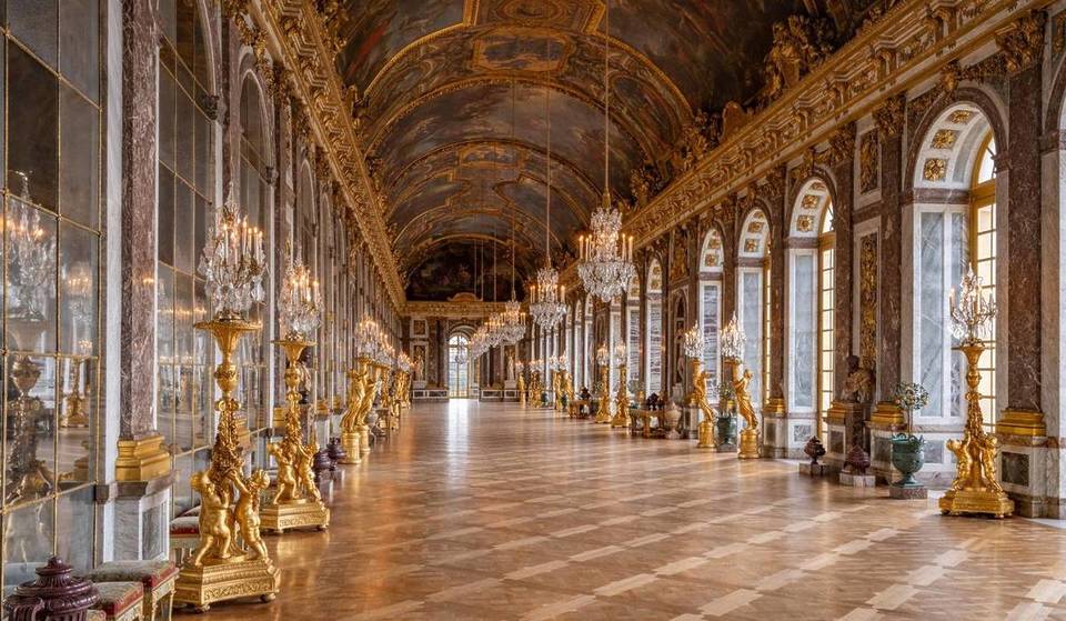 Au Château de Versailles, la galerie des Glaces se réinvente avec une scénographie inédite – vous ne l’avez jamais vue aussi éclatante depuis le Roi-Soleil !