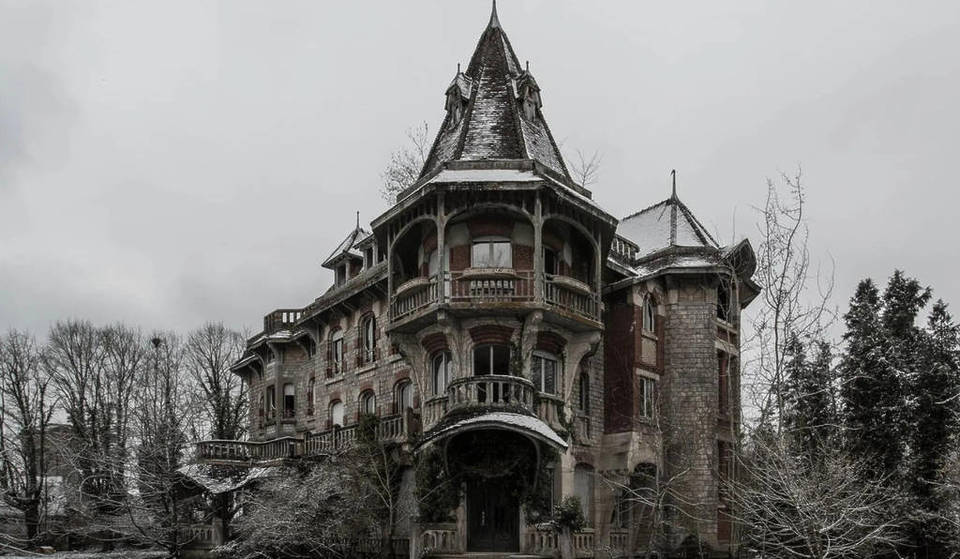 En las afueras de París, esta casa solariega victoriana abandonada, digna de La familia Addams, fascina a los visitantes desde hace 50 años: un lugar misterioso donde el tiempo parece haberse detenido&#8230;