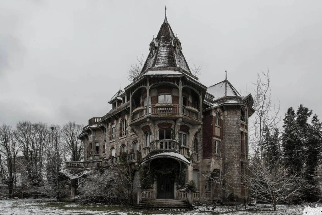 Nos arredores de Paris, esta casa senhorial vitoriana abandonada, digna da Família Addams, fascina os visitantes há 50 anos: um lugar misterioso onde o tempo parece ter parado&#8230;